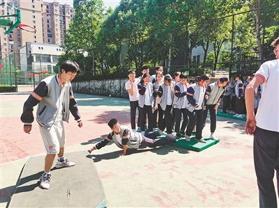 中学生体育课游戏,中学生体育课趣味游戏集锦